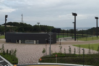 野球場が隣接している広場の写真