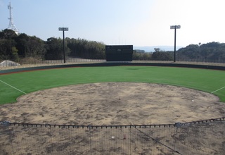 内野が土、外野が芝で構成された野球場の写真