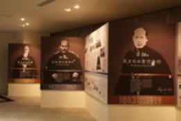 人物写真や解説が展示された室内の写真