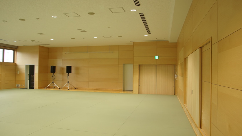 木の壁とクリーム色の天井をした室内の写真