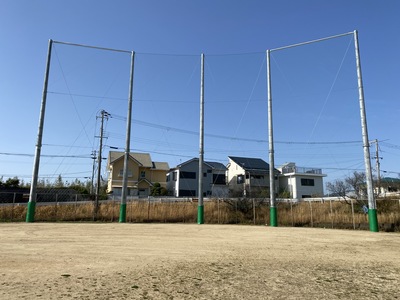 広場に張られた防球ネットの写真