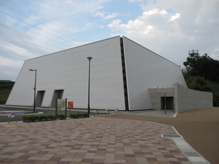 正面に入口が二つある台形をした建物の写真