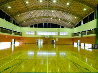 アーチ状の天井をしている体育館の写真