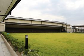 中庭に芝生の広場がある写真