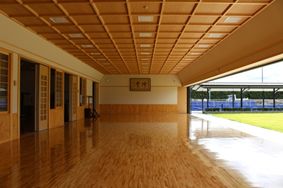 中庭の芝生が隣接している道場の写真