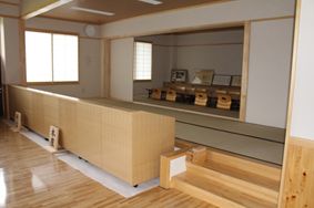 フローリングの床に設置された小さい階段が畳の足場へつながっている写真