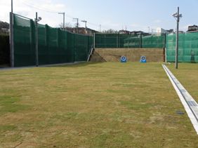 グラウンドの奥に的が置かれている写真