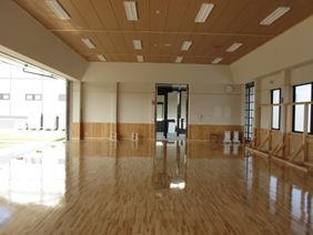 風景が反射している床をした道場の写真