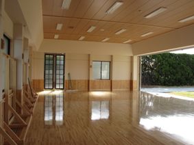 中庭と繋がっている道場内の写真