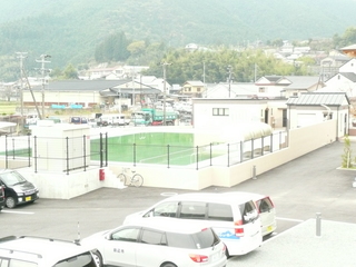 市街地にある駐車場に隣接した屋外プールの写真