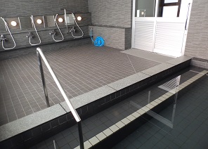 手すりがついた浴槽にお湯が張られている写真