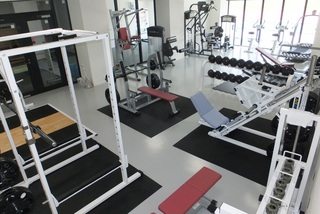 トレーニングマシンがいくつも設置されている室内の写真