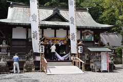 両サイドに白い大きなのぼりが建っている神社の写真