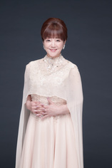 ベージュのドレスを着た女性の写真