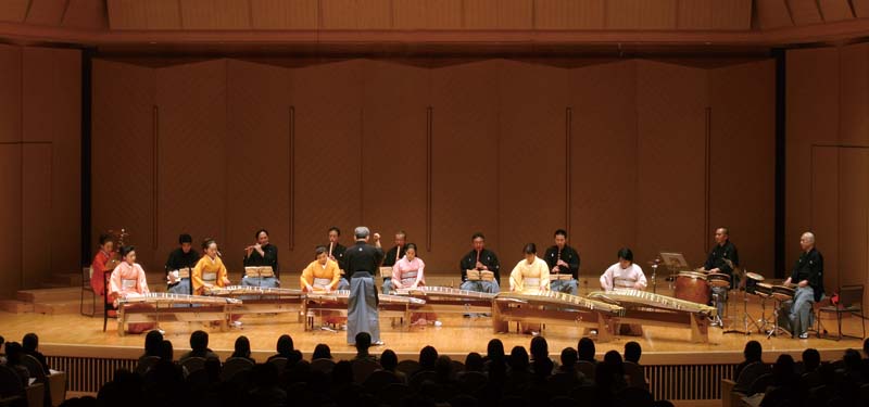 壇上で和装姿の男女が箏や尺八を演奏している写真