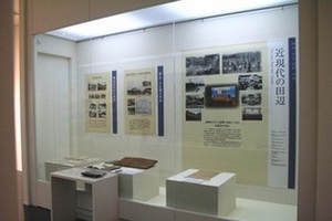 説明パネルと実物資料が並べられた展示の写真