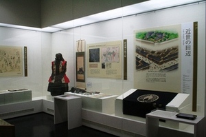 説明パネルと甲冑・掛け軸などが並べられた展示の写真