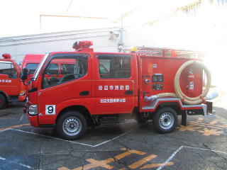 荷台に小型動力ポンプを備えた小型動力ポンプ付普通積載車を左横から撮った写真