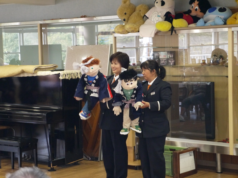 職員が人形劇を使って子どもたちに防災の話をしている写真