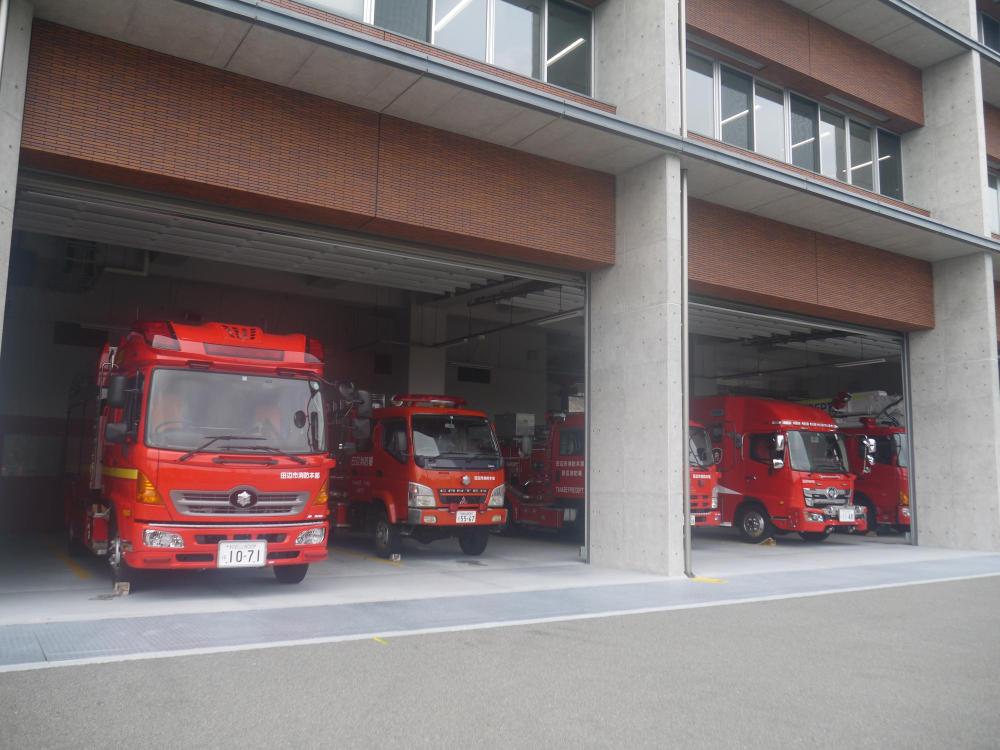 車庫に格納されているタンク車やポンプ車