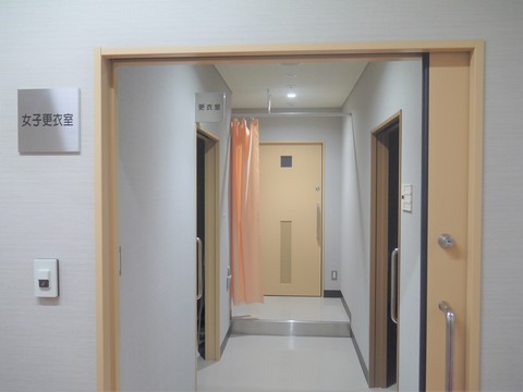 女子更衣室の前で個室の入口が並んでいる様子を写した写真
