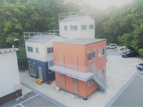 屋外訓練施設の建物全体を斜め上から写した写真