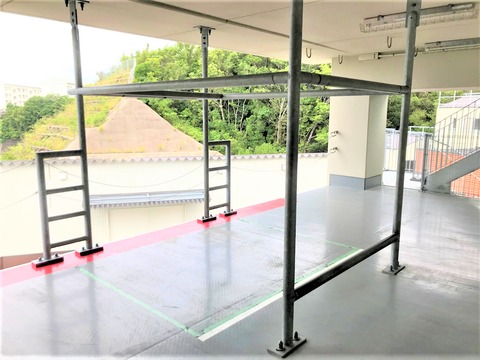 屋内訓練場で鉄骨フレームが組まれた訓練設備の様子を写した写真