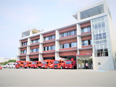 消防車が並ぶ消防本部庁舎の外観を正面から写した写真