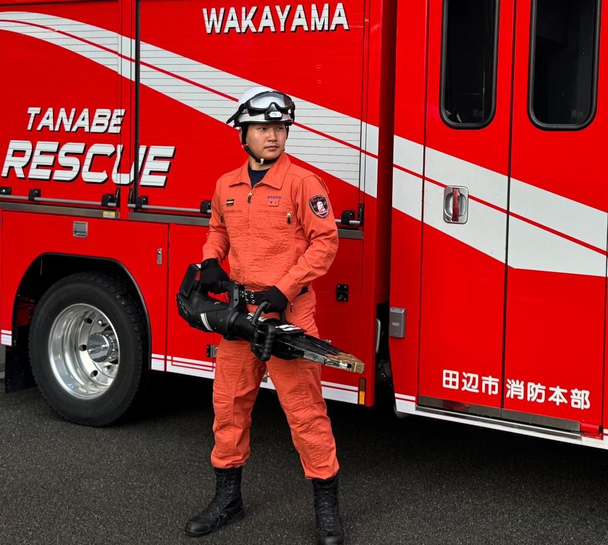 救助工作車の前で油圧器具をもって立つ特別救助隊員