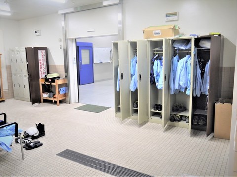 出動準備室でロッカーに掛けられた制服や装備品が並んでいる様子の写真