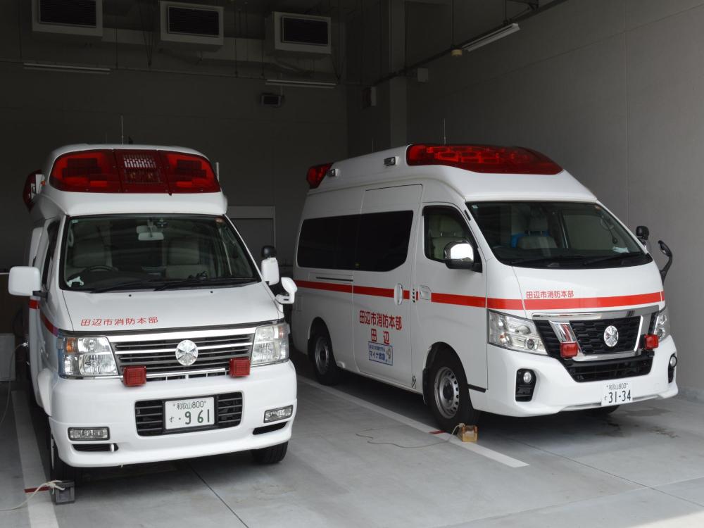 車庫に格納されている救急車の写真