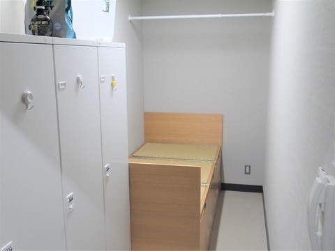 仮眠室でロッカーとベッドが設置されている様子の写真