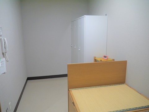 仮眠室でベッドとロッカーが設置されている様子の写真