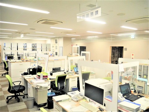 パーティション付きのデスクが並んだ事務所全体の様子の写真