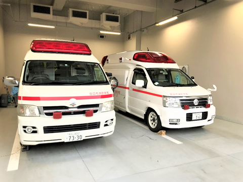屋内車庫に停車している救急車を正面から写した写真