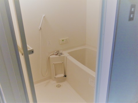 シャワー室で浴槽とシャワー設備が設置されている様子の写真