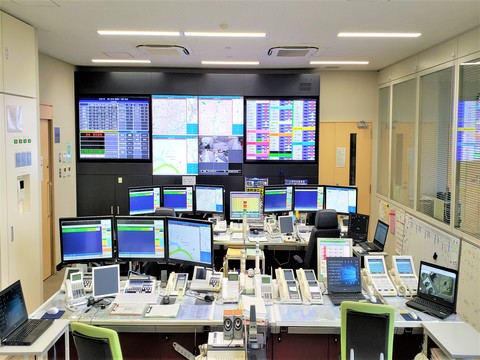 多数のモニターと通信機器が並ぶ指令センター全体の様子の写真