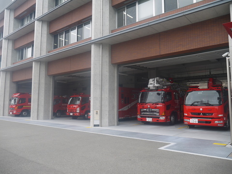 車庫に整列している消防車を正面から写した写真