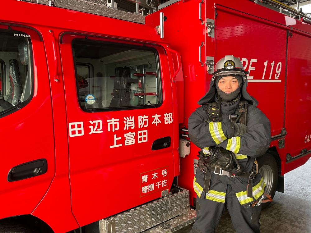 特別消火隊に所属する消防職員とタンク車の写真