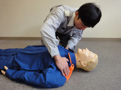 救助者が倒れている人の肩をたたいて反応を確認している画像