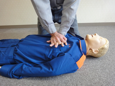 救助者が胸骨圧迫をしている画像