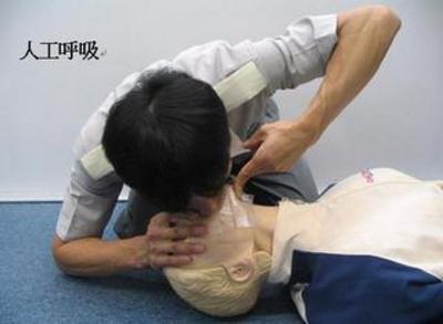 救助者が人工呼吸を実施している画像