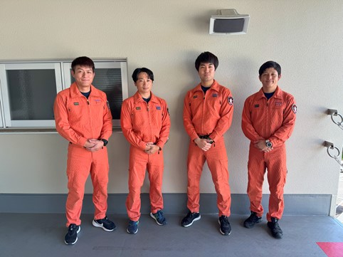 ロープブリッジ救出出場隊員4人が並んでいる画像