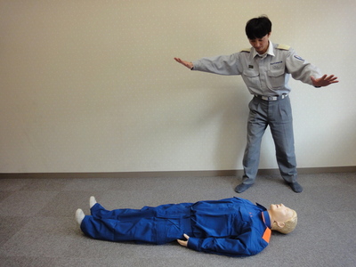 両手を広げて周囲の安全を確認している男性の写真