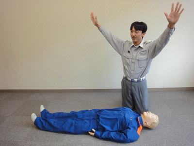 横たわっている人のそばで両手を広げている男性の写真