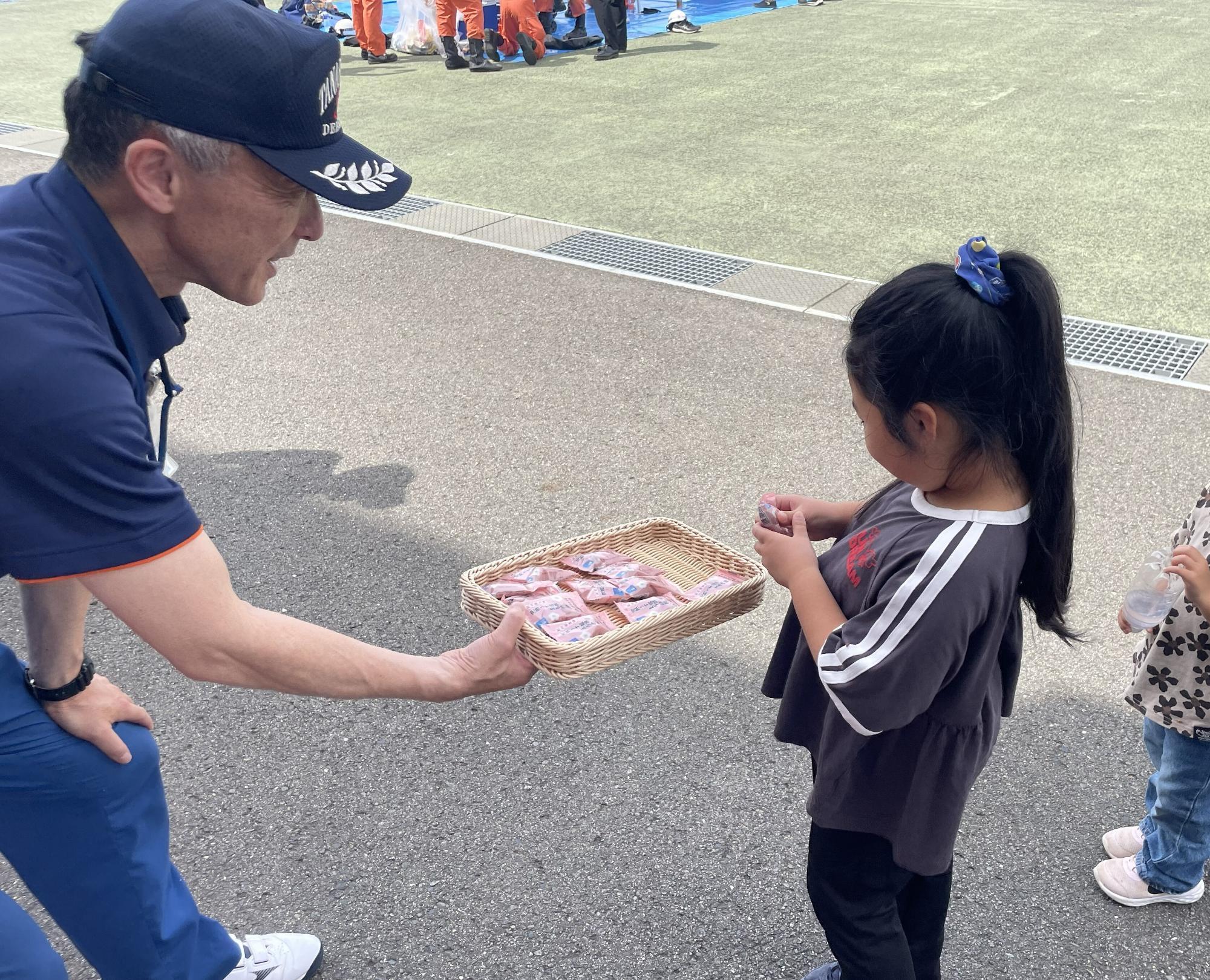 田辺市消防職員が梅干しを配布している画像