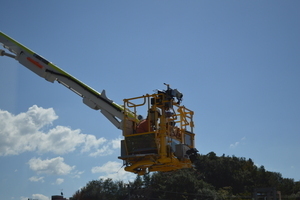 はしごが伸びたはしご車の先端のバスケットの写真