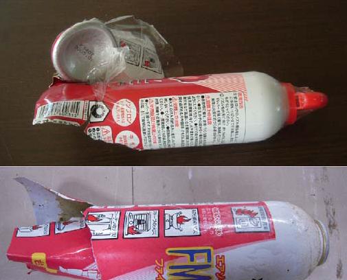 2つの破裂して倒れているスプレー缶の写真