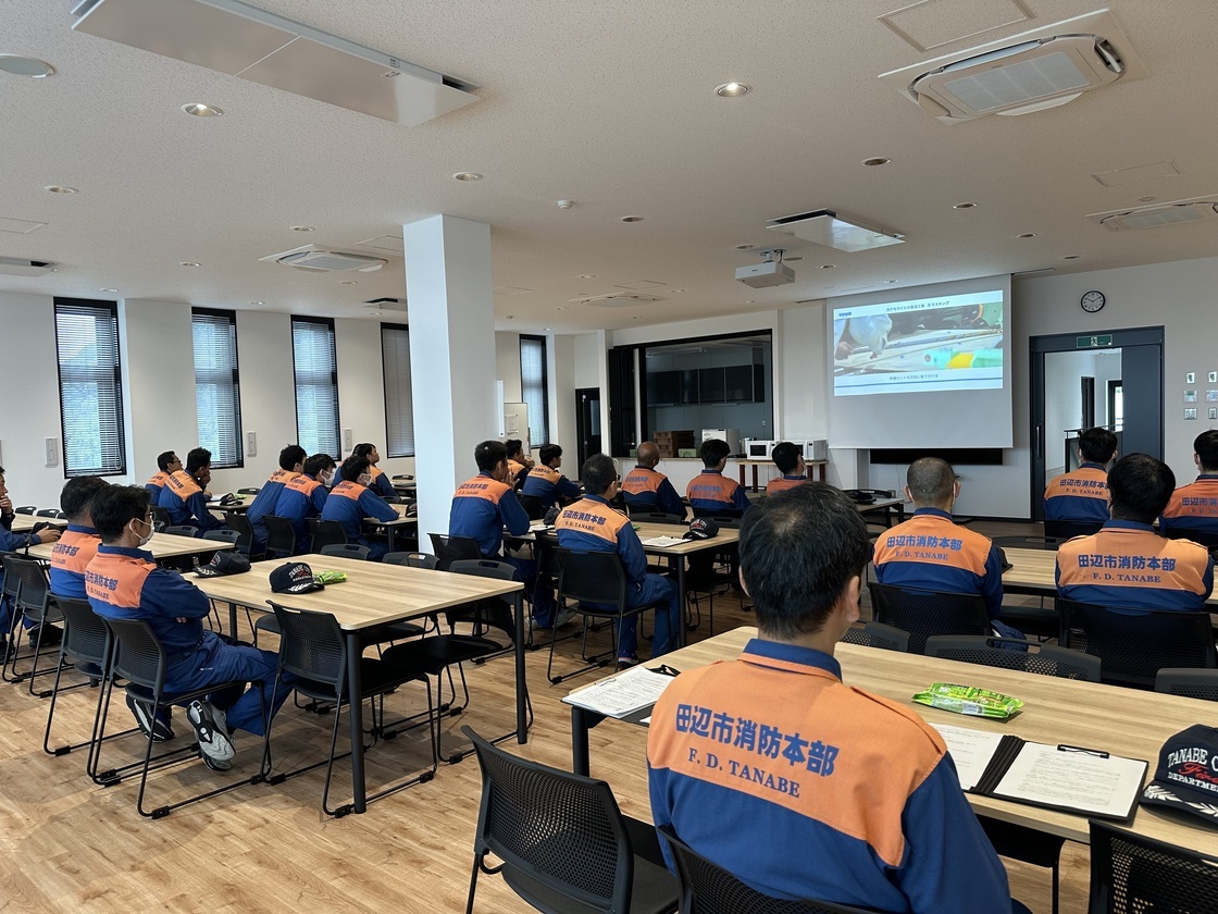 田辺市消防本部の職員が危険物施設の研修を受けている写真