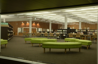 緑色の大きなソファが設置されているエリア全体の写真